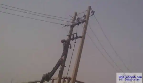 Photos: Thief electrocuted while climbing on a PHCN poll in Kaduna 